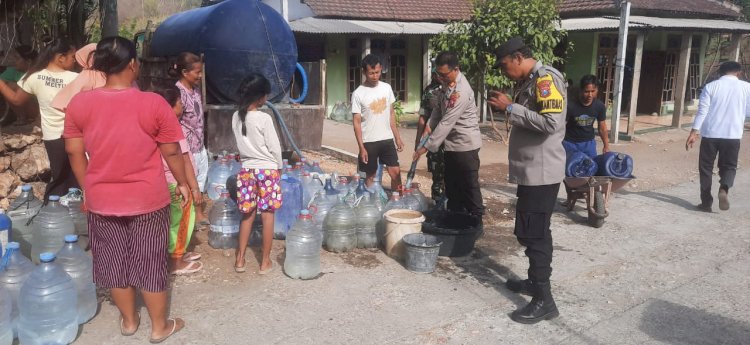 Polisi Kembali Salurkan 10 Ribu Liter Air Bersih Untuk Warga Rejotangan Tulungagung